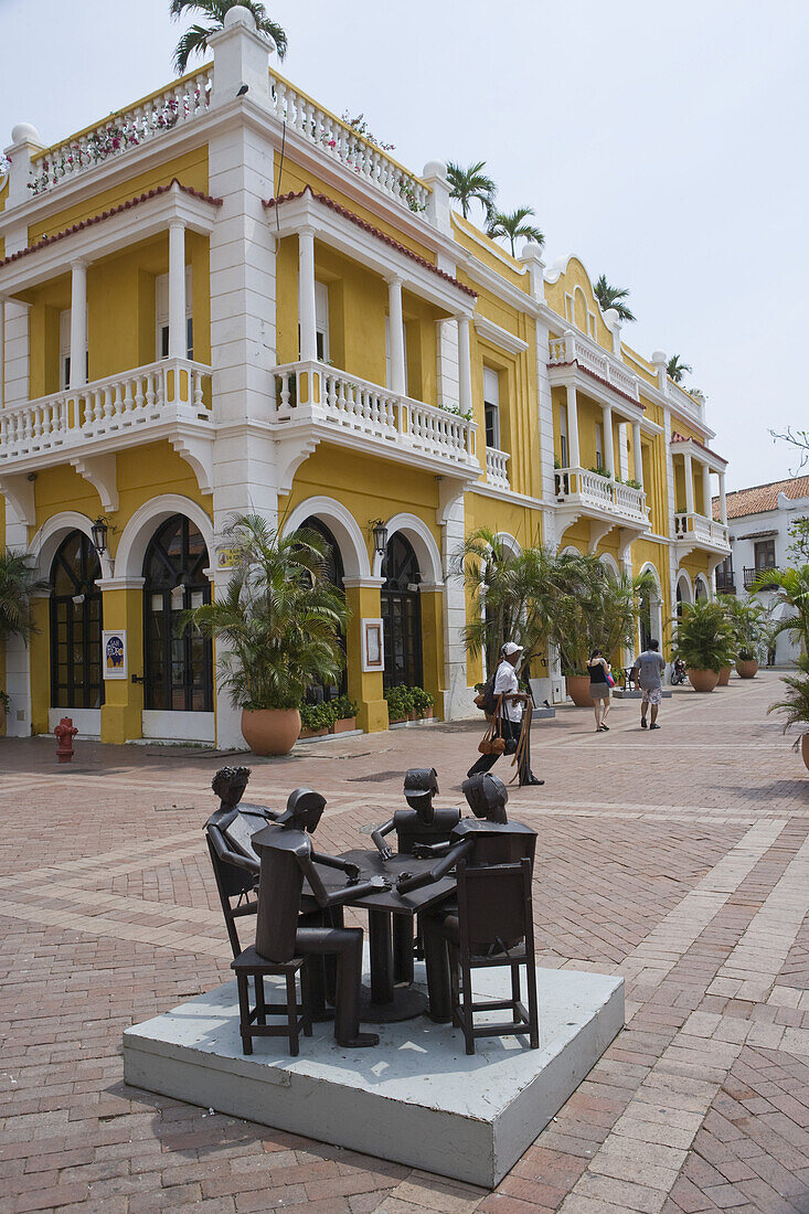 Tisch-Skulptur vor Gebäuden im Kolonialstil in der Altstadt, Cartagena, Bolivar, Kolumbien, Südamerika