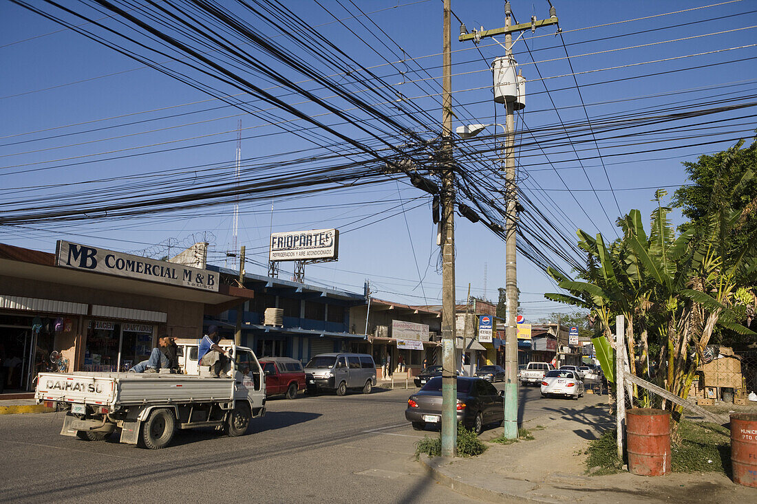 Überirdische Stromleitungen an Hauptstraße, Puerto Cortes, Honduras, Mittelamerika