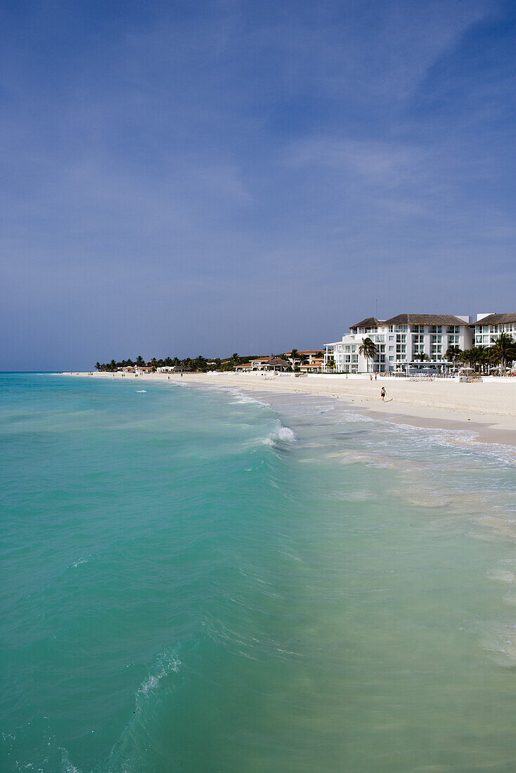 Türkisfarbenes Wasser und weißer Sandstrand mit Hotels, Playa del Carmen, Quintana Roo, Mexiko, Mittelamerika