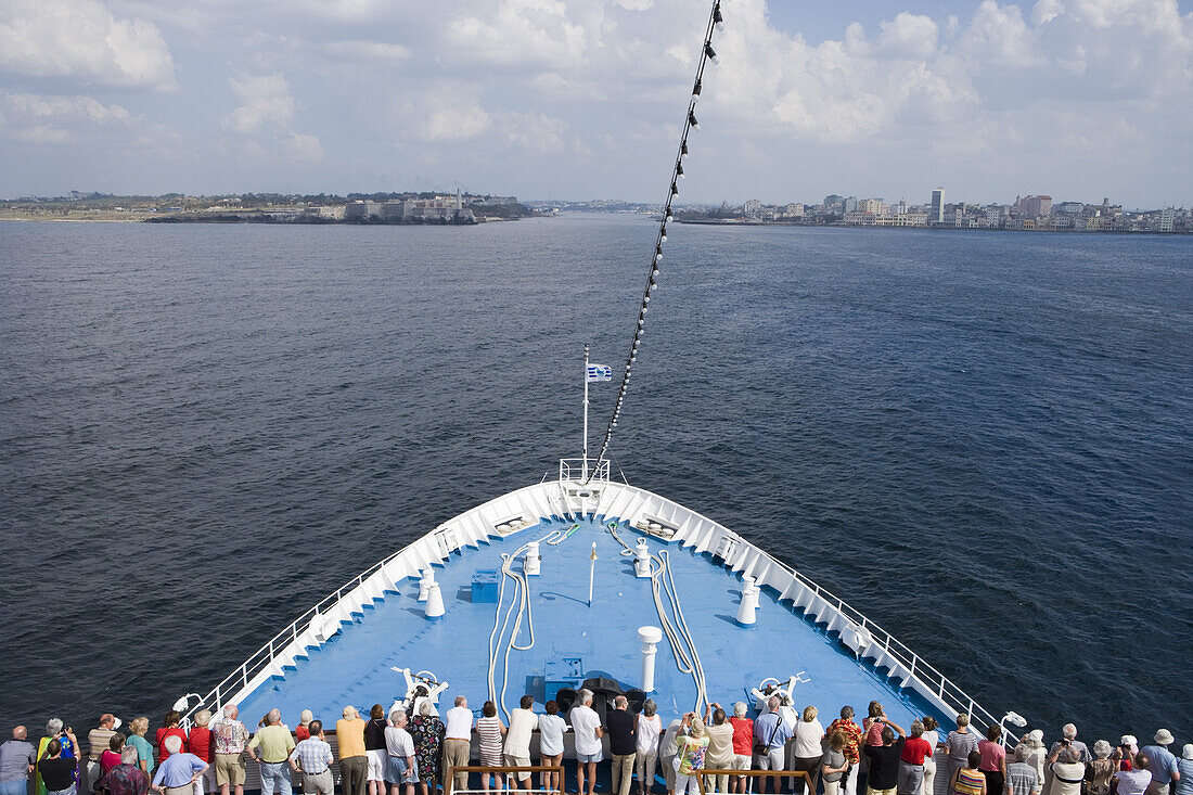 Passagiere an Deck mit Blick auf Bug von Kreuzfahrtschiff MS Delphin (Hansa Kreuzfahrten) bei Einfahrt in Hafen, Havanna, Kuba, Karibik