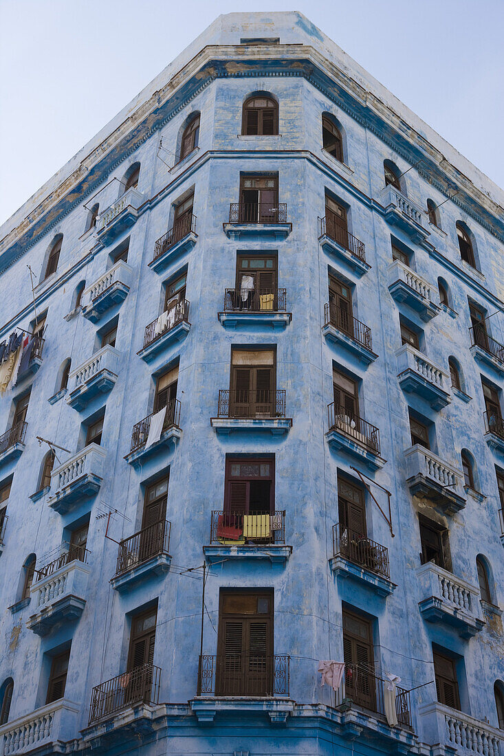 Blaues Hochhaus mit Wohnungen, Havanna, Kuba, Karibik