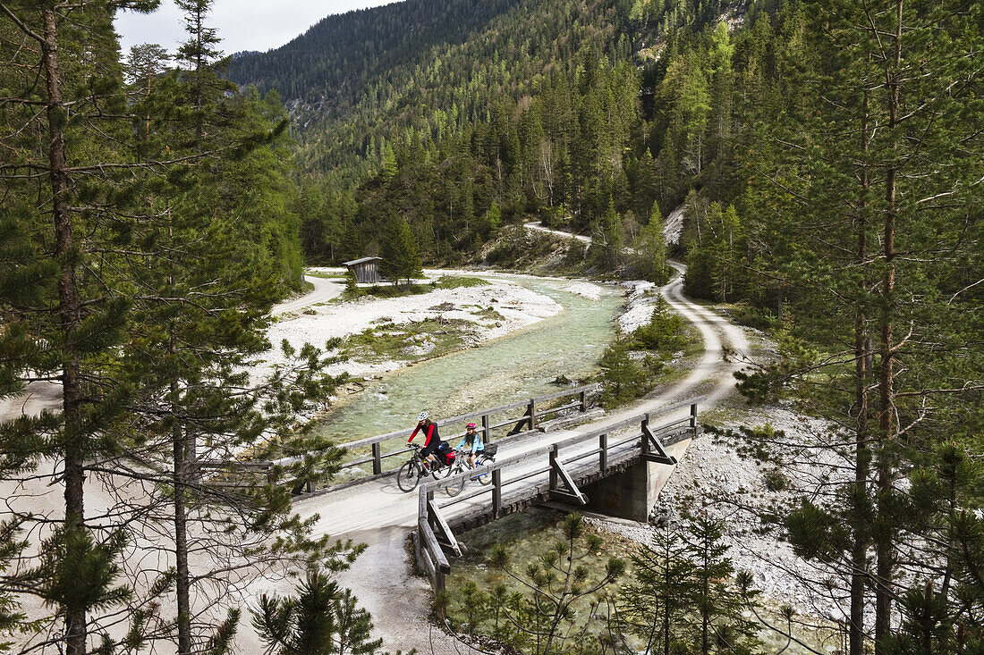 Radfahrer überqueren Brücke, Isarradweg, Hinterautal, Karwendel, Tirol, Österreich