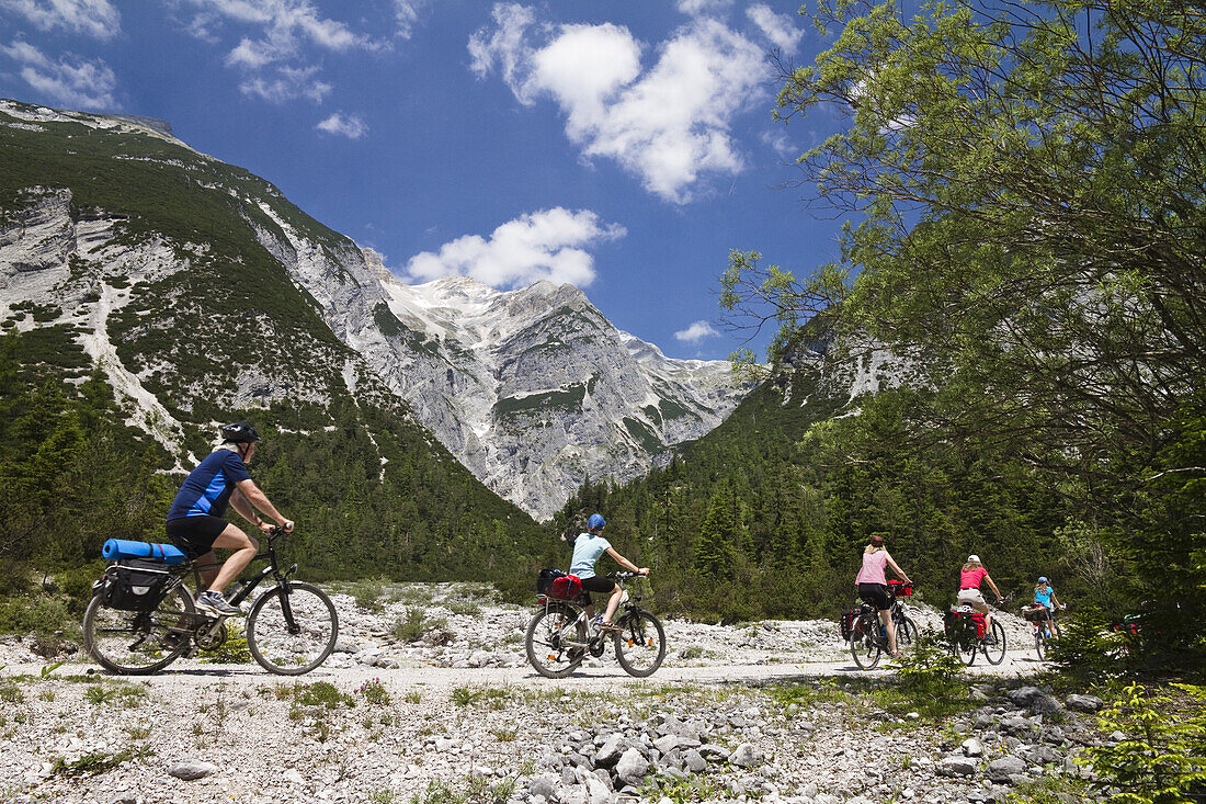 Fahrradtour auf dem Isarradweg, Hinterautal, Karwendel, Tirol, Österreich