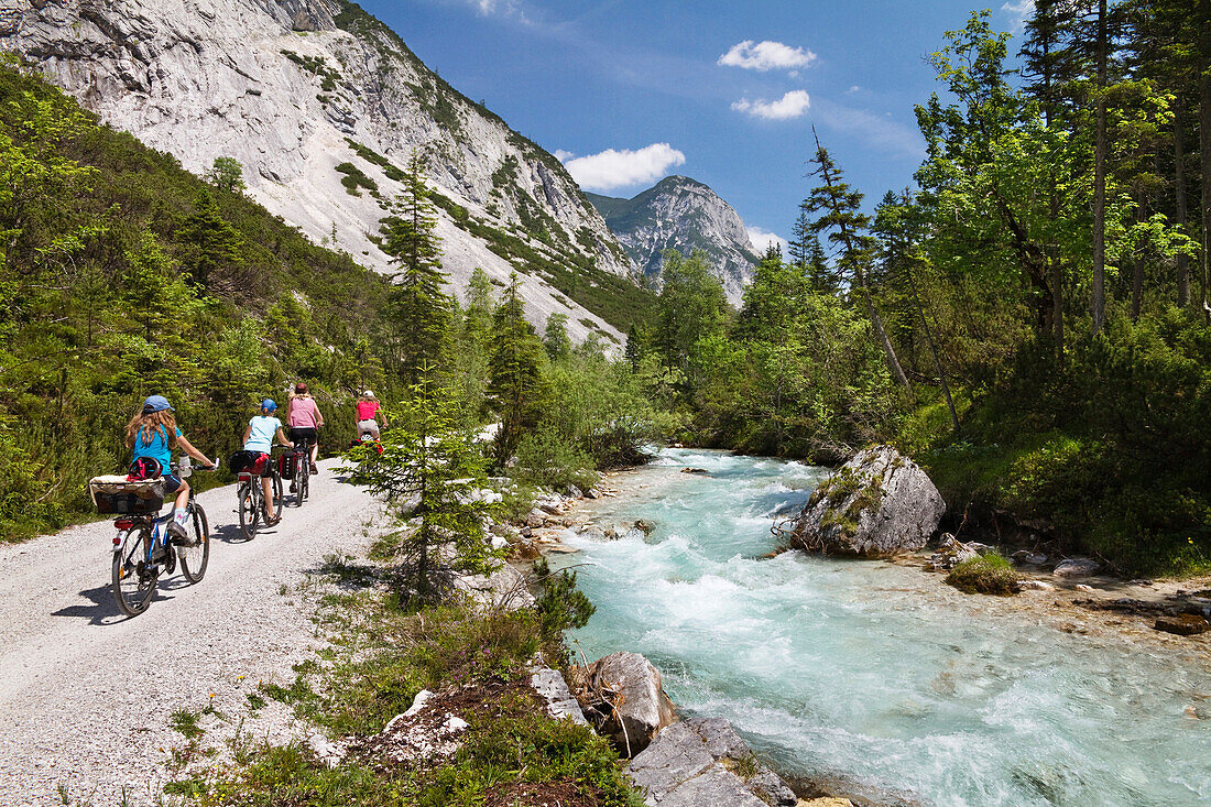 Fahrradtour auf dem Isarradweg, Hinterautal, Karwendel, Tirol, Österreich