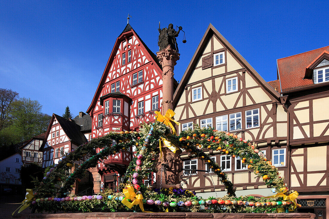 Mit Ostereiern geschmückter Brunnen am Schnatterloch, Fachwerkhäuser am Marktplatz, Miltenberg, Main, Odenwald, Spessart, Mainfranken, Franken, Bayern, Deutschland