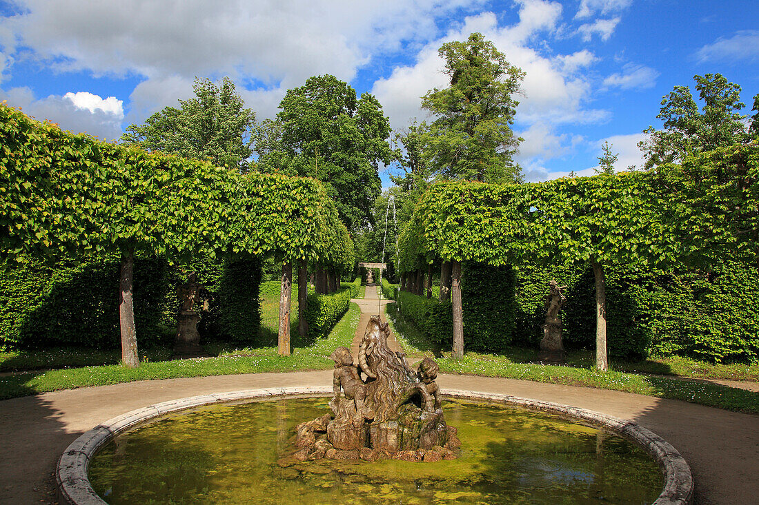 Brunnen im Rokokogarten, Residenzschloss Veitshöchheim, Main, Mainfranken, Franken, Bayern, Deutschland
