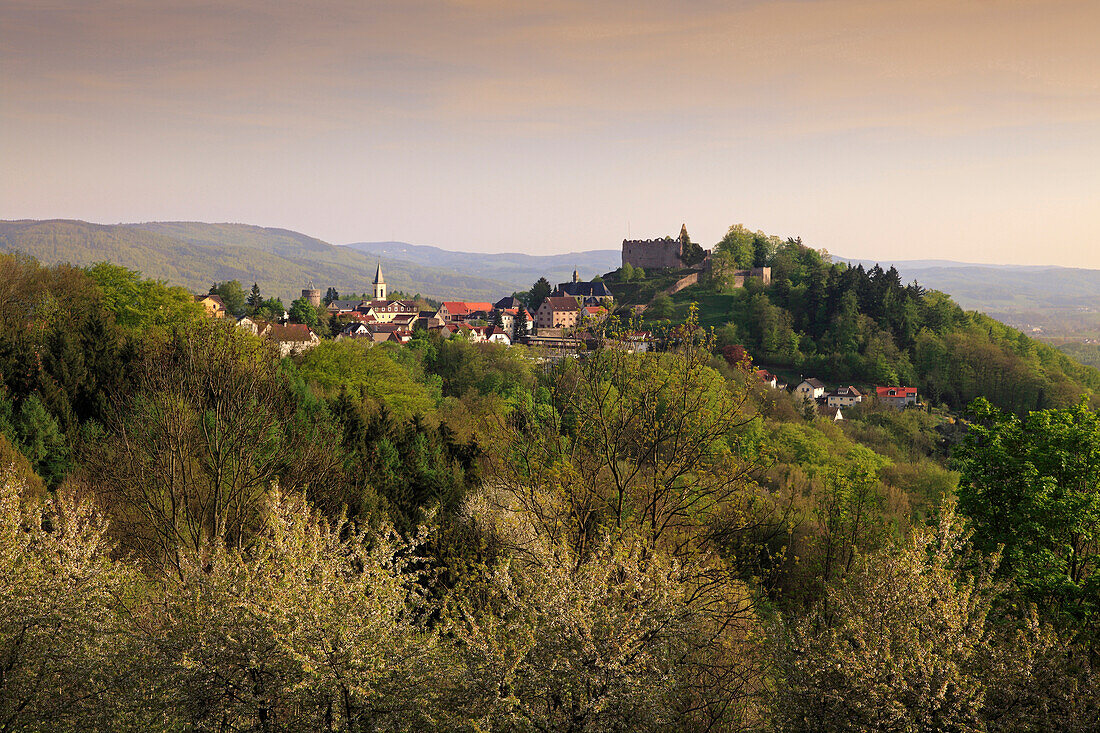 Blick über blühende Kirschbäume nach Lindenfels, Odenwald, Hessen, Deutschland