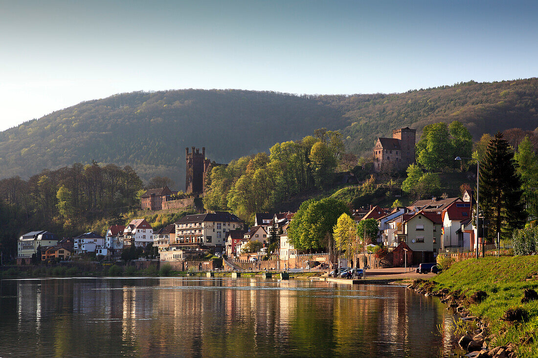 Blick über den Neckar zur Mittelburg und zur Vorderburg, Neckarsteinach, Neckar, Baden-Württemberg, Deutschland