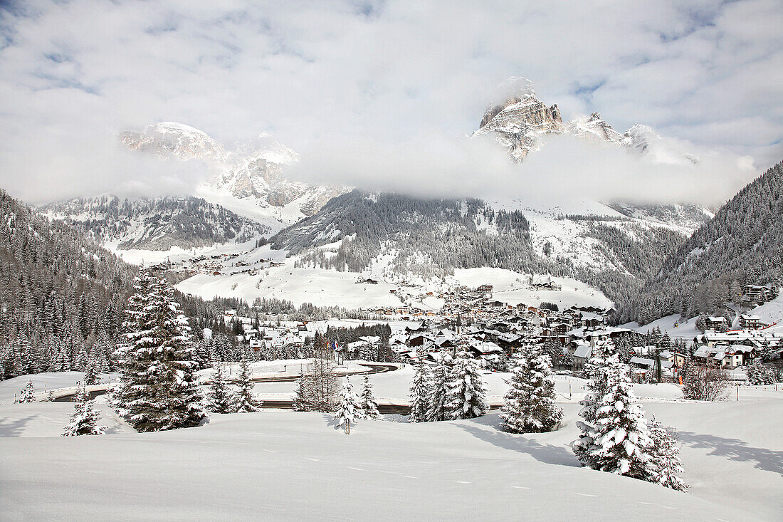 Blick über Corvara zum Sassongher, Alta Badia, Hochabtei, Dolomiten, Trentino-Südtirol, Italien