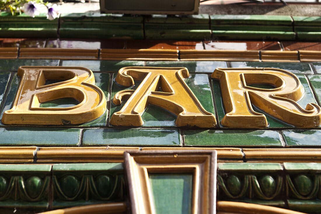 Shild von einem Irish pub, Temple Bar Gebiet, Ireland, Dublin, County Dublin, Irland