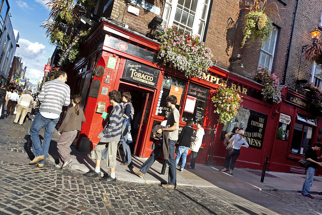Passanten vor einem Irish pub, Temple Bar Gebiet, Ireland, Dublin, County Dublin, Irland