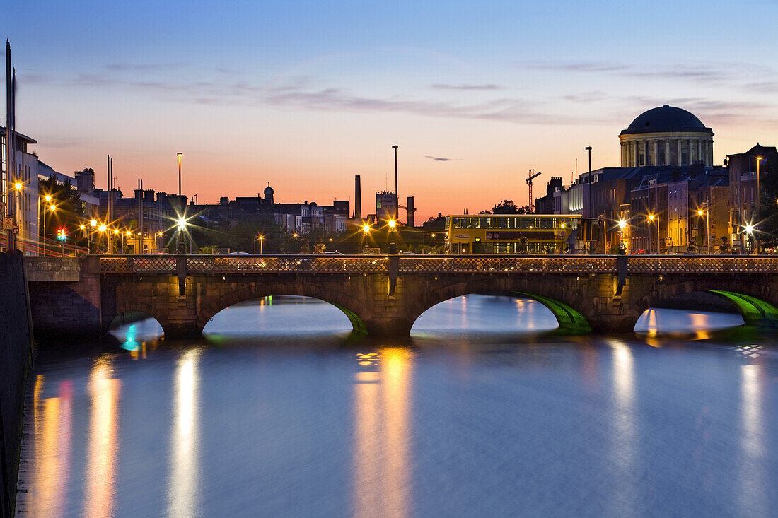 Grattan Brücke und Fluss Liffey am Abend,  Dublin, County Dublin, Irland