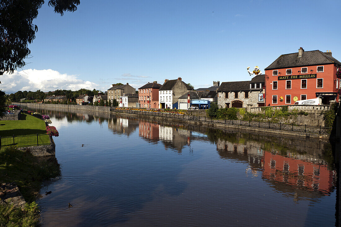Blick über den Fluss Nore und Kiklkenny, Kilkenny, County Kilkenny, Irland