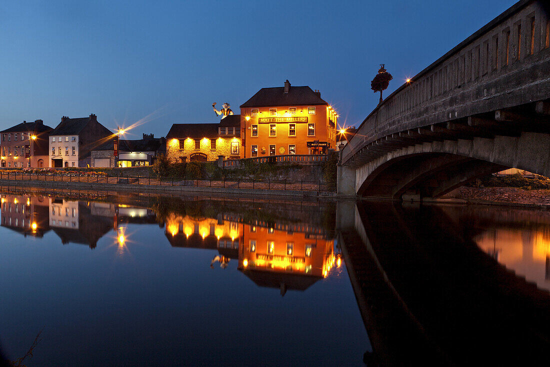 Tynen's Bridge at night, River Nore, Kilkenny, County Kilkenny, Ireland