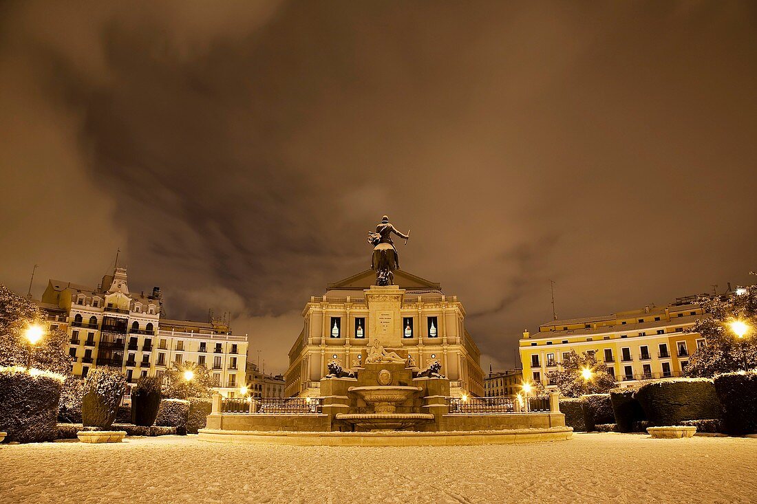 Imágen nocturna después de una nevada de la Plaza de Oriente Madrid con el Teatro Real al fondo