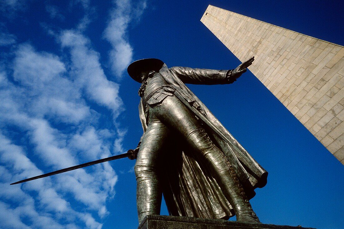 USA  Boston  Charlestown  Statue of Colonel William Prescott and the obelisk of the Bunker Hill monument