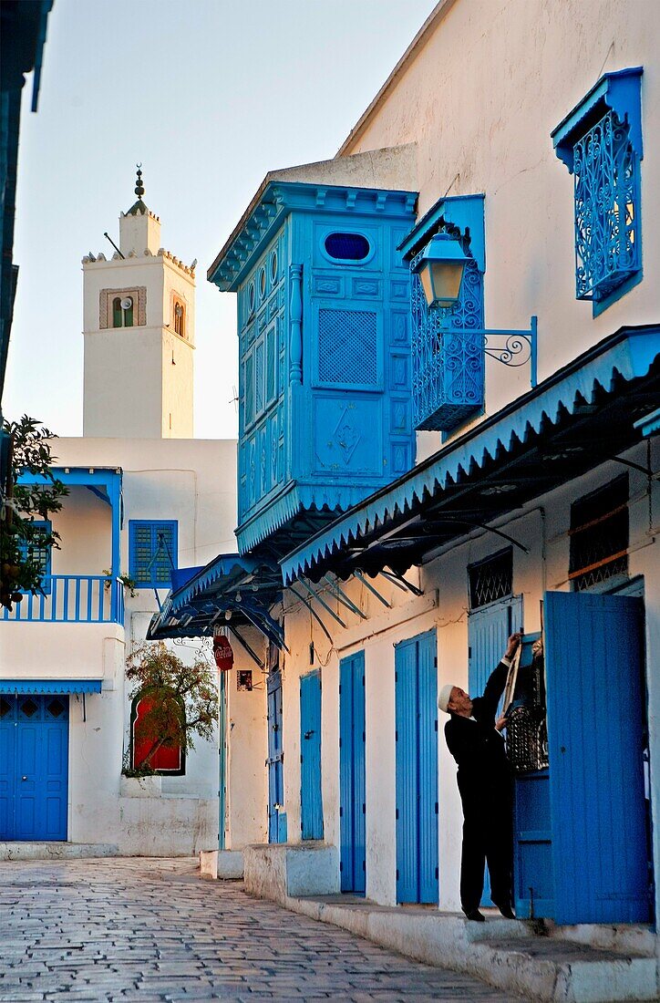 Tunez: Sidi Bou Said In background minaret of mosque main street