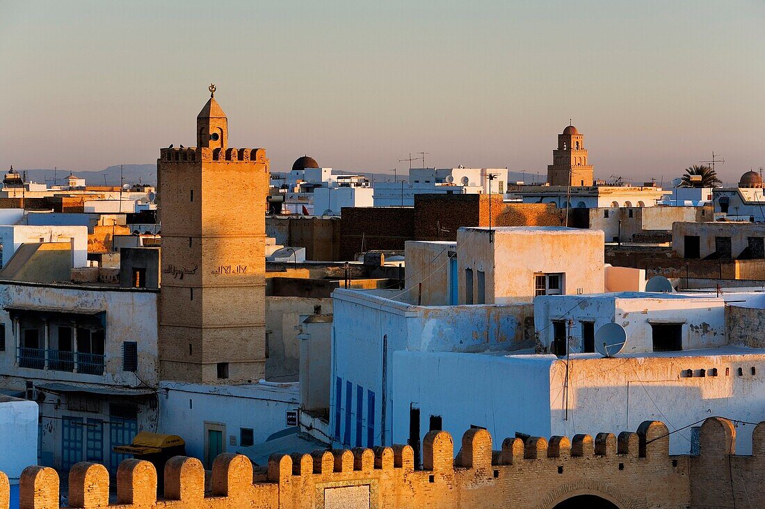 Tunez: Kairouan Medina  In background at right, minaret of the Great Mosque