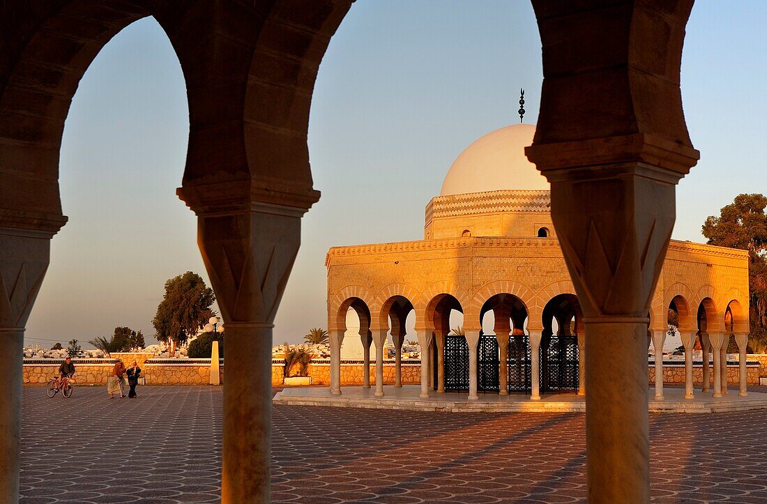 Tunez: Monastir tomb at entrance to bourguiba mausoleum