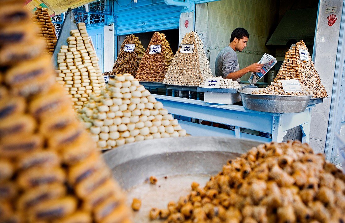 Tunez: Kairouan Medina Mohaoude pastry, in Rue Sept Novembre  Traditional Tunisian pastries