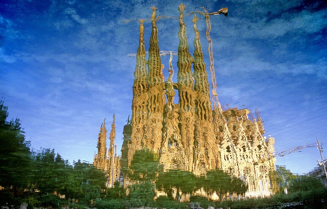 Barcelona, La Sagrada Familia: Nativity façade reflected in the lake of Gaudí´s square