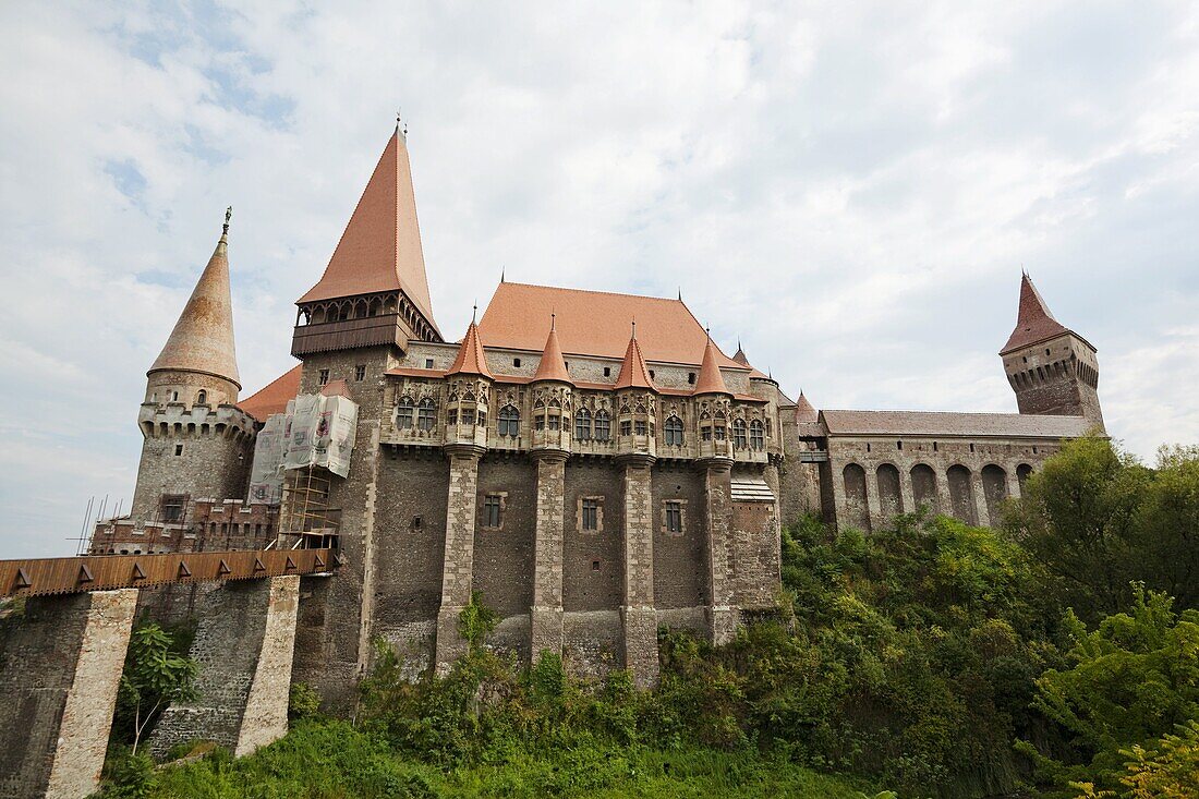 Corvin´s Castle Corvinesti or Hunedorestilor with moat in Romania  Europe, Eastern Europe, romania, hunedoara, September 2009