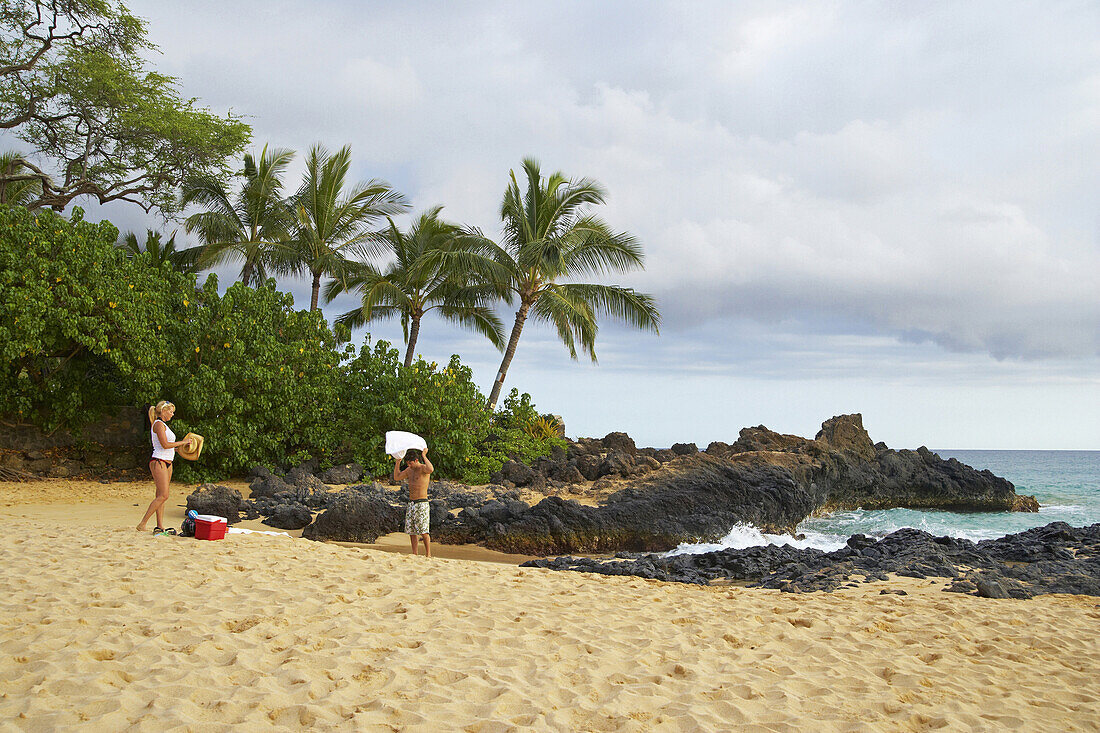 Junges Paar am Strand, Malu'aka Beach, Insel Maui, Hawaii, USA, Amerika