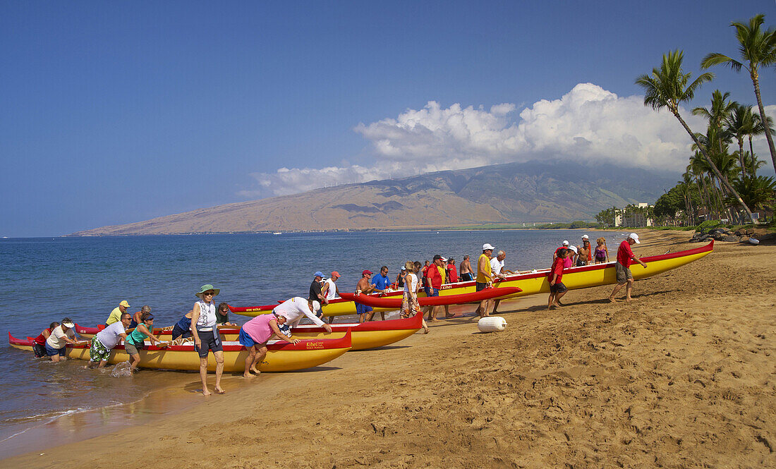 Menschen mit Auslegerkanus am Strand von Nord Kihei, Insel Maui, Hawaii, USA, Amerika