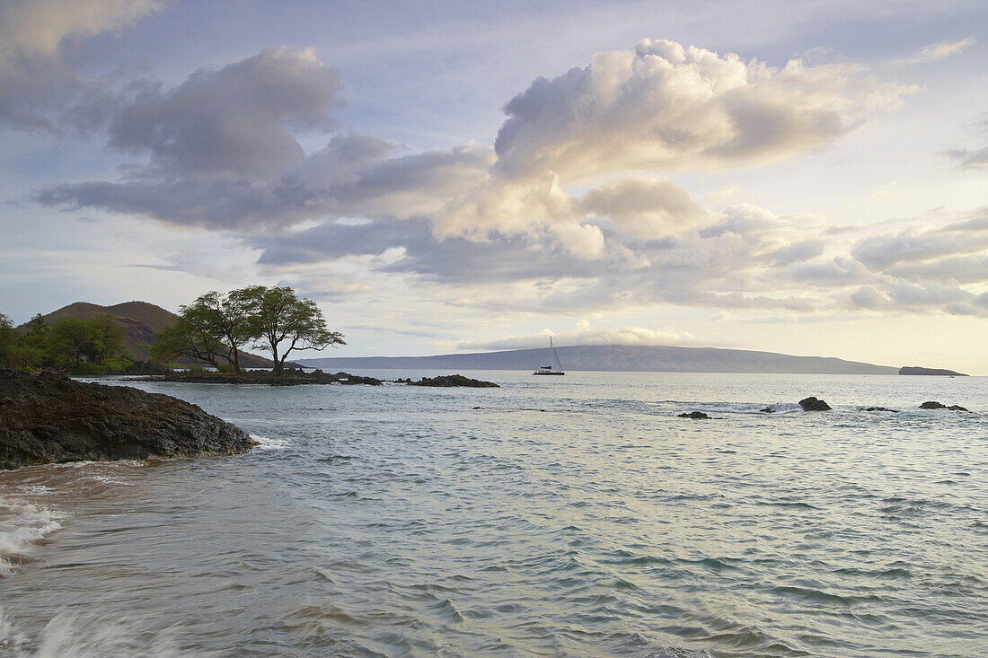 Küstenlandschaft unter Wolkenhimmel, Makena Landing, Insel Maui, Hawaii, USA, Amerika