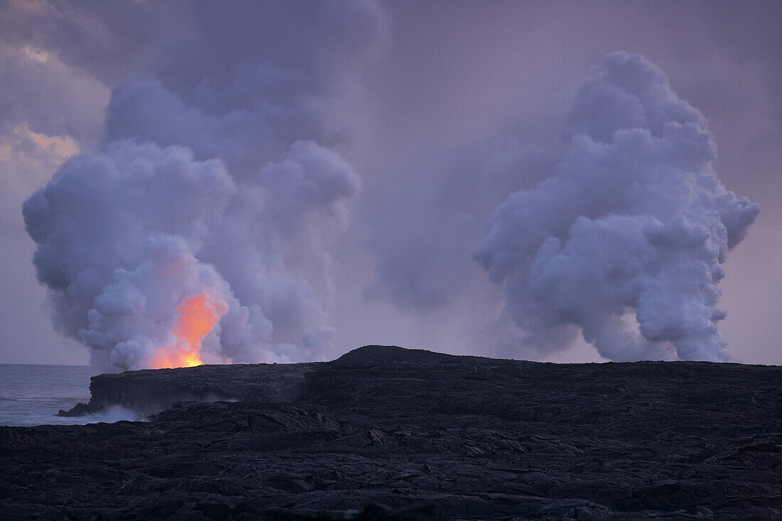 Rauchende Krater an der Küste am Abend, Chain of Craters Road, Pu'u 'O'o, Big Island, Hawaii, USA, Amerika