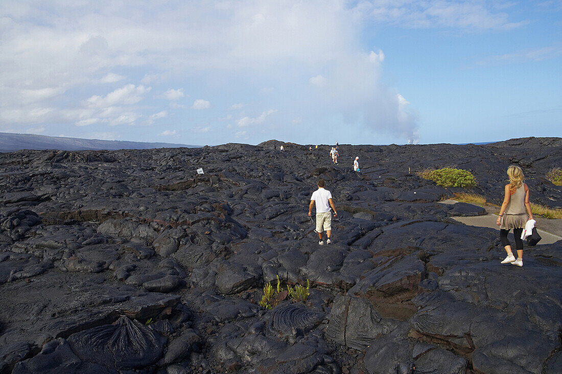 Menschen laufen über vulkanisches Gestein, Hawaii Volcanoes National Park, Chain of Craters Road, Big Island, Hawaii, USA, Amerika