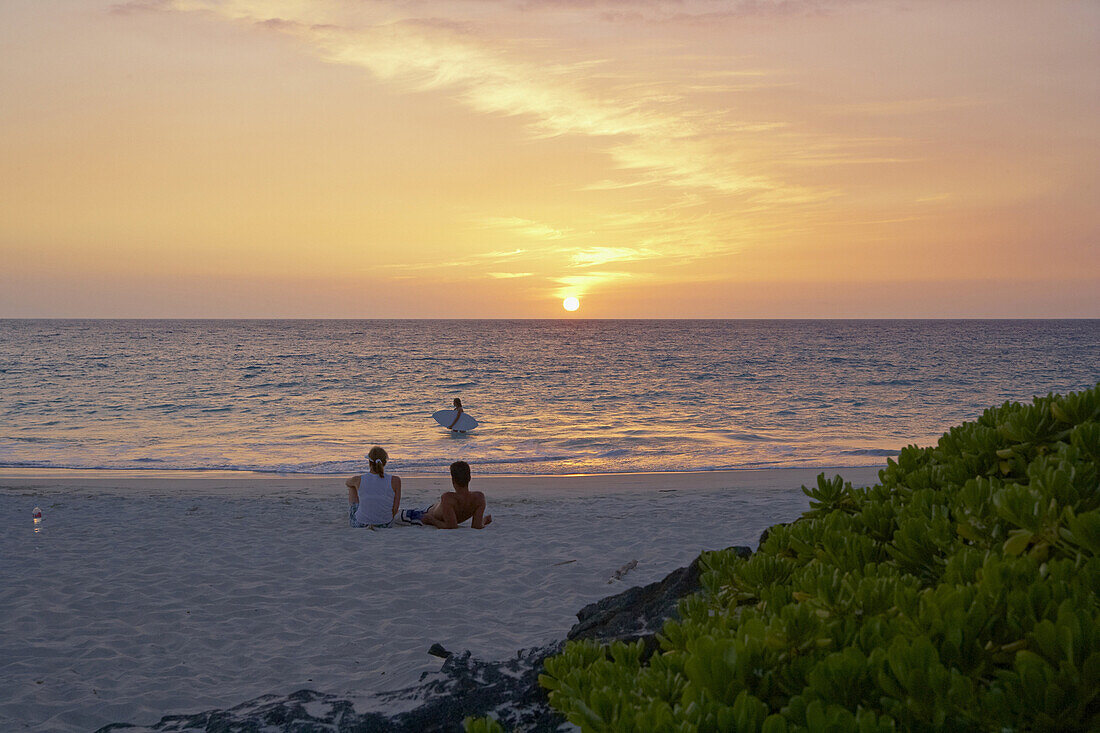 Menschen am Strand bei Sonnenuntergang, Kekaha Kai State Park, Big Island, Hawaii, USA, Amerika