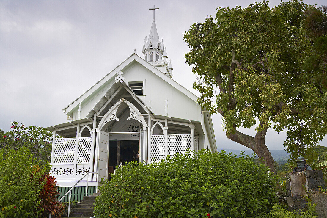Die bemalte St. Benedikt Kirche unter Wolkenhimmel, Honaunau, Big Island, Hawaii, USA, Amerika