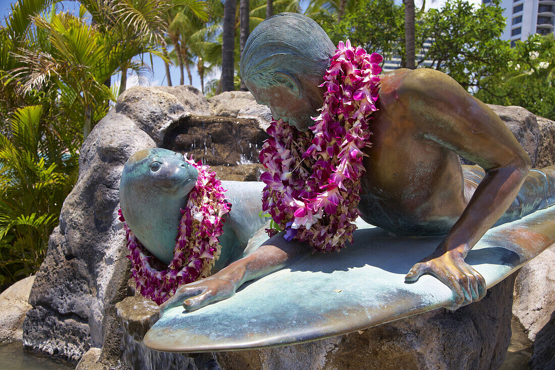 Fountain with surfer statue, Makua and Kila, Waikiki Beach, Honolulu, Oahu, Island, Hawaii, USA, America