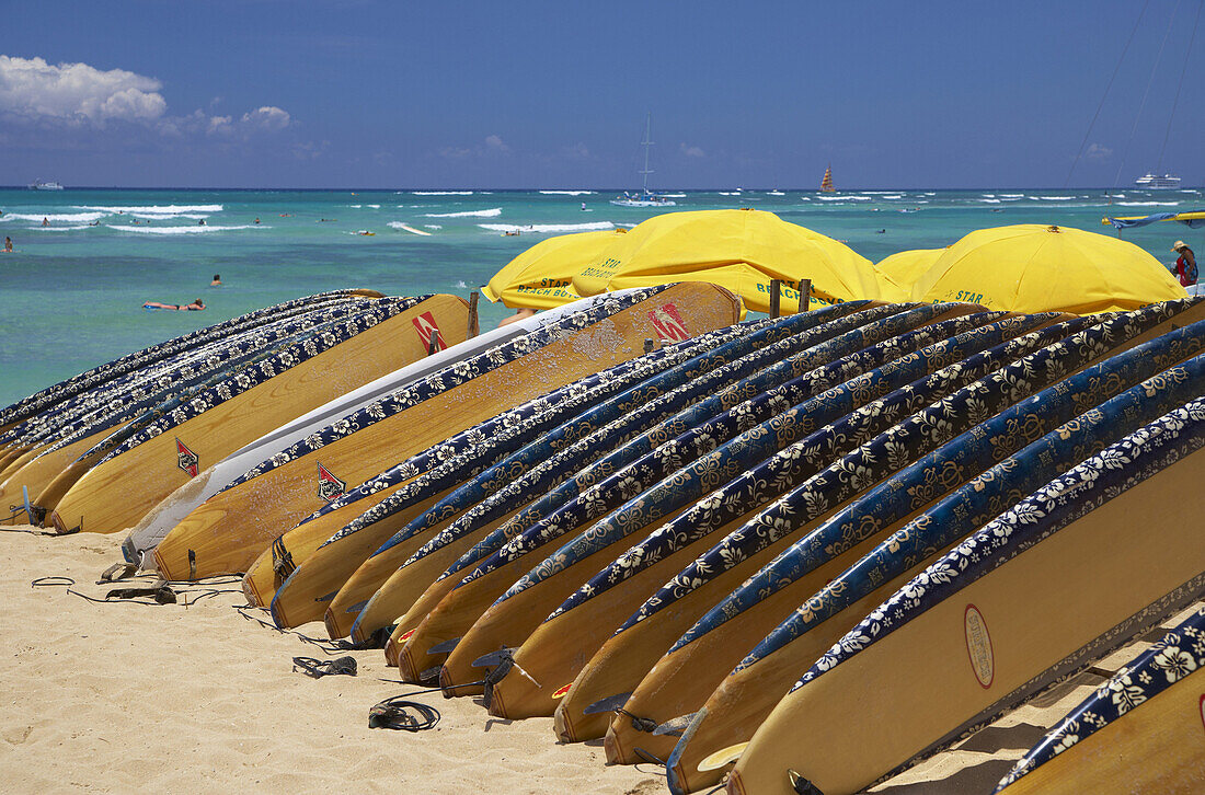 Surfbretter am Waikiki Beach, Honolulu, Oahu, Insel, Hawaii, USA, Amerika