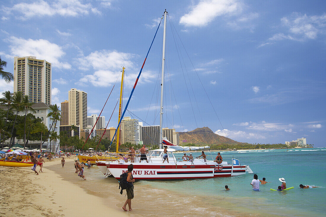 Menschen, Boot und Katamaran am Waikiki Beach, Honolulu, Oahu, Insel, Waikiki Beach, Honolulu, Oahu, Hawaii, USA, Amerika