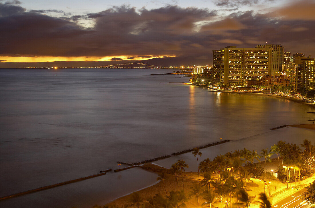 Blick auf beleuchtete Hotels am Strand am Abend, Waikiki Beach, Honolulu, Oahu, Insel, Hawaii, USA, Amerika