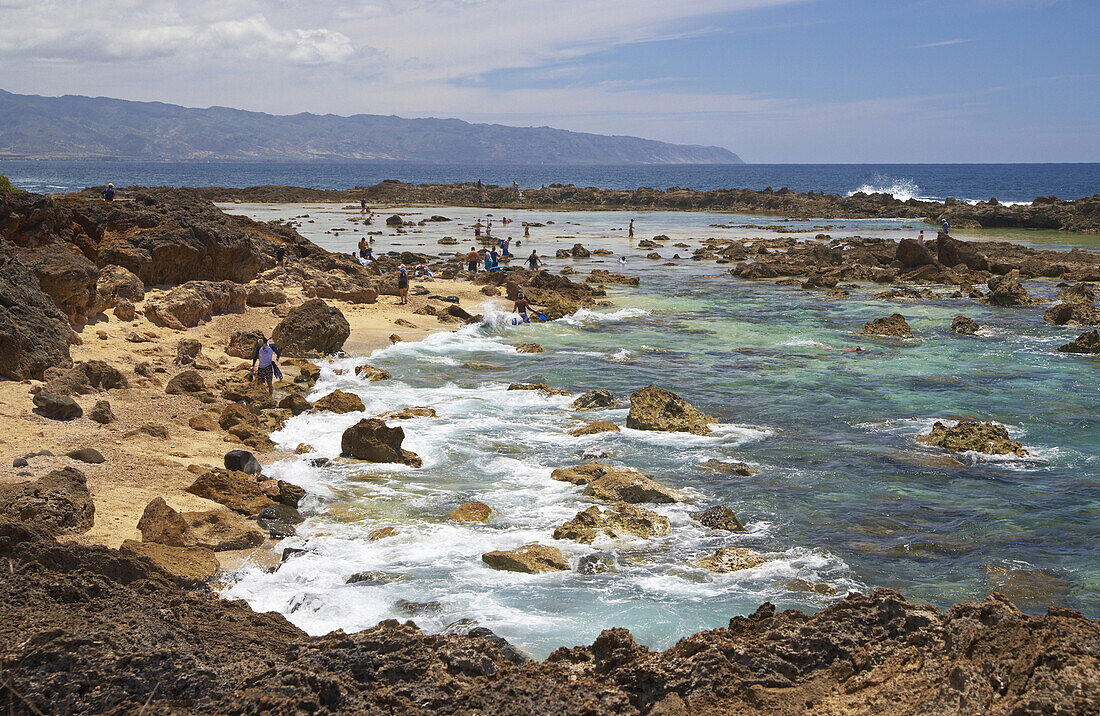 Menschen im Schnorchelgebiet an der Küste, North Shore, Oahu, Hawaii, USA, Amerika