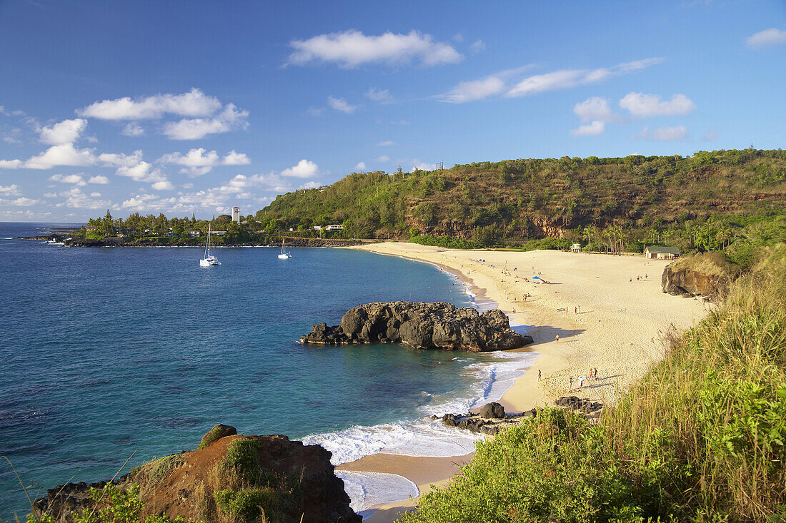 View over beach at the Weimea Bay Beach Park in the evening, North Shore, Oahu, Hawaii, USA, America