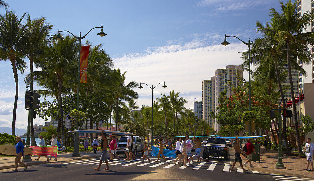 Menschen überqueren die Strasse, Waikiki Beach, Honolulu, Oahu, Hawaii, USA, Amerika