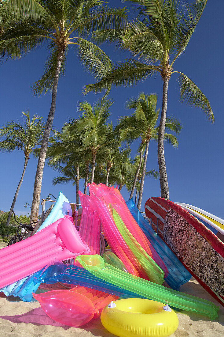 Luftmatratzen und Surfboards am Strand, Waikiki Beach, Honolulu, Oahu, Hawaii, USA, Amerika