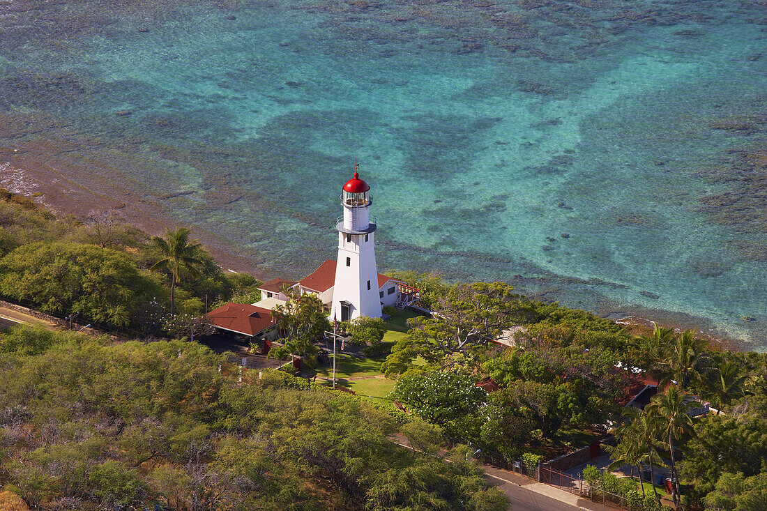 Blick von oben auf Leuchtturm am Wasser, Oahu, Hawaii, USA, Amerika