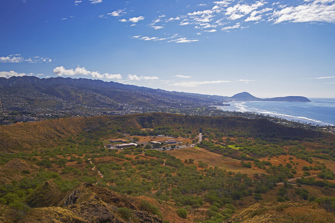Blick vom Diamond Head auf Krater und Küstenlandschaft im Südosten, Oahu, Hawaii, USA, Amerika