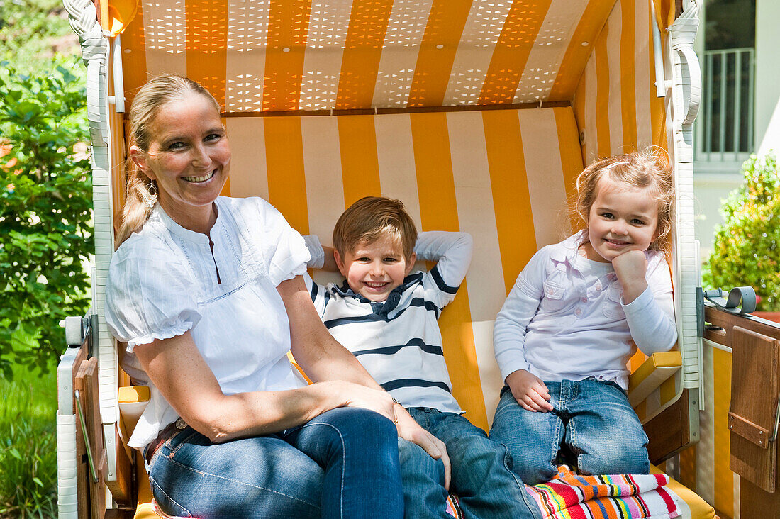 Mutter mit zwei Kindern in einem Strandkorb, Hamburg, Deutschland