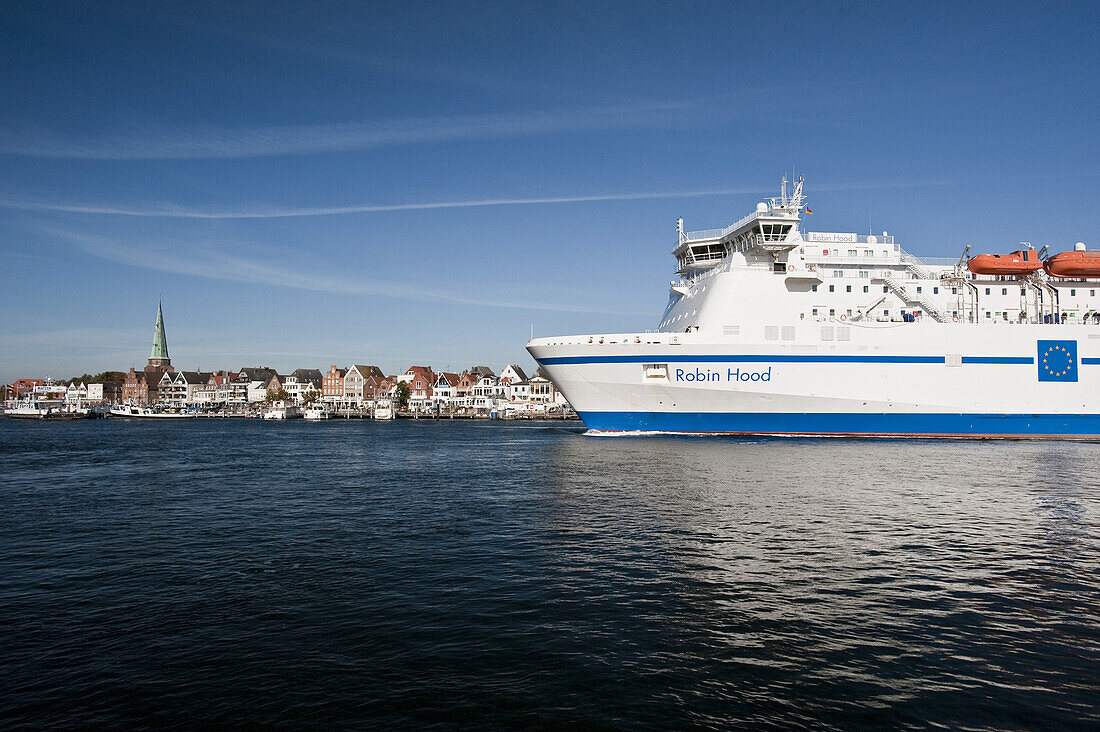 Fähre im Hafen, Altstadt im Hintergrund, Travemünde, Lübeck, Schleswig-Holstein, Deutschland