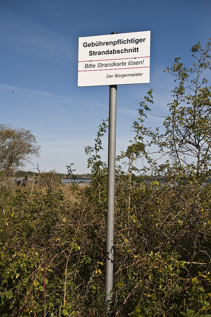 Schild am Strand, Boltenhagen, Mecklenburger Bucht, Mecklenburg-Vorpommern, Deutschland