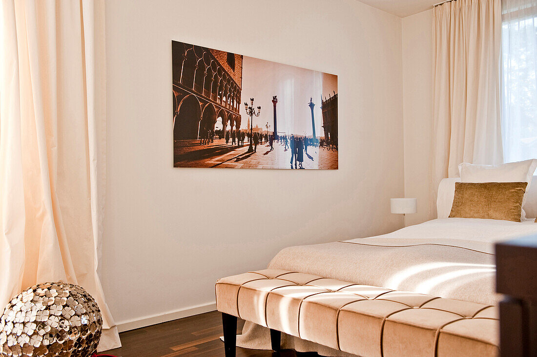 Fotodruck in einem Schlafzimmer, Hamburg, Deutschland