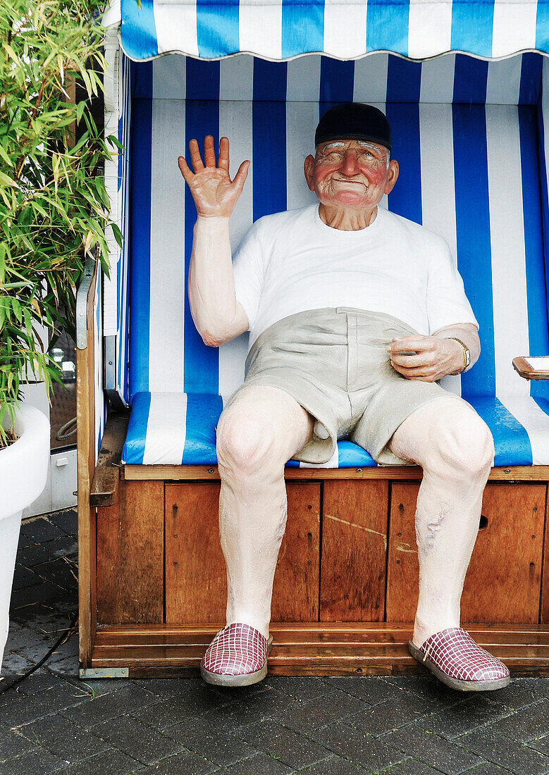 Figur in einem Strandkorb, Sylt, Schleswig-Holstein, Deutschland