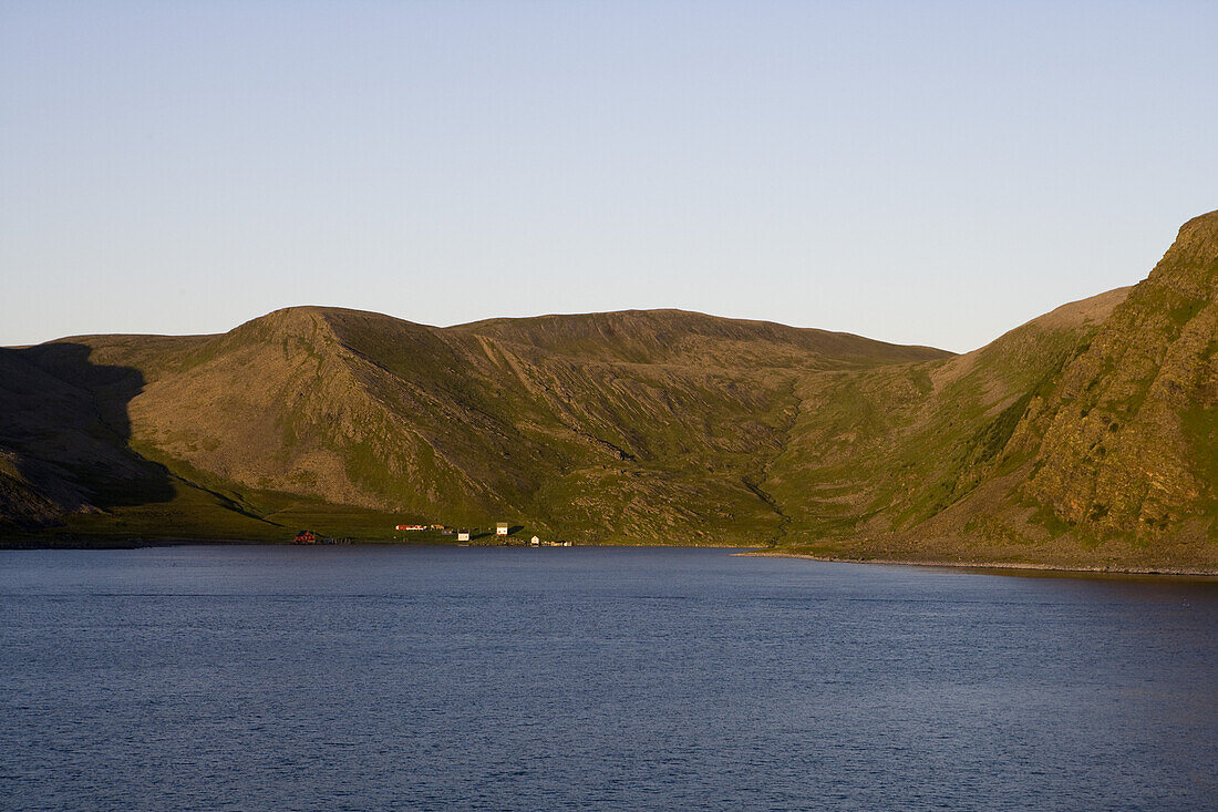 Idyllische Häuser am Fjord nahe Nordkapp, Finnmark, Norwegen, Europa
