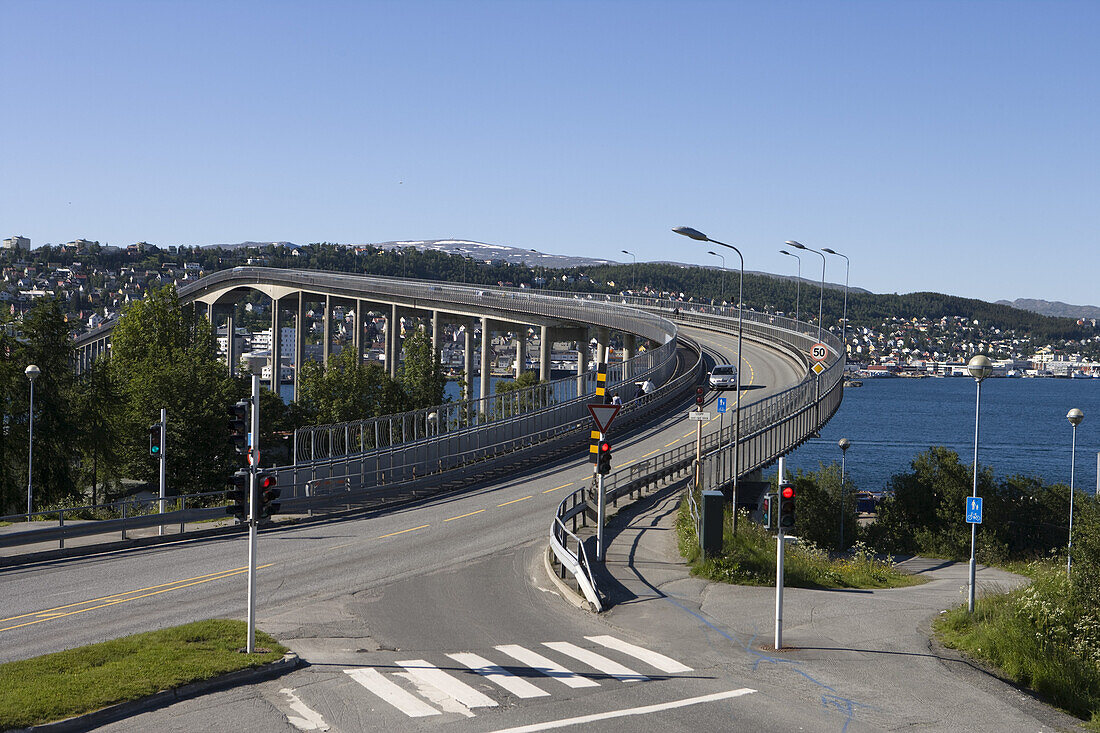 Brücke über Fjord, Tromso, Troms, Norwegen, Europa